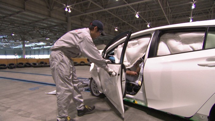 Uji Tabrak Mobil Toyota di Jepang