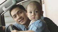 Ia terlihat antusias kala berpose di stir mobil bersama sang ayah. (Dok.Instagram/donitabhubiy)