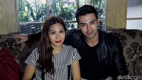 Tampak Mehdi setia menemani kekasihnya tersebut. Pool/Hanif Hawari/detikFoto.