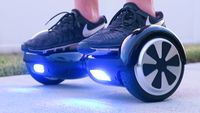 Malas Jalan, Pelayan Restoran Ini Antarkan Makanan Pakai Hoverboard
