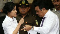 Jessica berdiskusi dengan Otto Hasibuan.