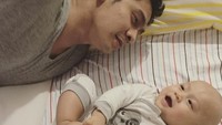 Baby Svarga tampak sedang mengobrol bersama sang ayah di atas kasur. (Dok.Instagram/donitabhubiy)