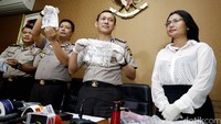 Pada intinya kemarin itu kan rekan-rekan kejar Kasat Narkoba (Kompol Vivick Tjangkung), sehingga tergesa-gesa. Kami mohon maklum karena pemeriksaan awalnya kurang sempurna dan ini sudah melalui uji labfor dan hasilnya positif, ujar Kabid Humas Polda Metro Jaya Kombes Awi Setiyono saat jumpa pers di Mapolres Jaksel, Jl Wijaya II, Kebayoran Lama, Jakarta Selatan, Rabu (31/8/2016).