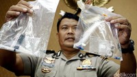 Kandungan sabu itu selain terdapat pada bubuk kristal, juga ada pada 2 klip sisa pakai, 4 bong dan sejumlah sedotan.