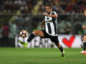 Pjanic Bidik Banyak Trofi Bersama Juve