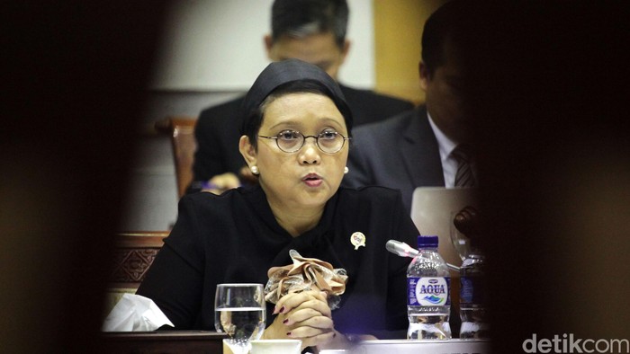 Menteri Luar Negeri Retno Marsudi dan Komisi I DPR menggelar rapat kerja di Kompleks Parlemen, Senyan, Jakarta, Rabu (31/8/2016). Rapat membahas mengenai isu-isu terkini, salah satunya soal penahanan mahasiswa Indonesia di Turki.