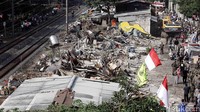Pembongkaran itu mendapat penjagaan dari petugas Satpol PP.