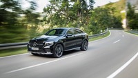 Mesin ini juga disertai peningkatan di AMG dengan transmisi 9 percepatan otomatis dan AMG Performance 4MATICall-wheel-drive dengan distribusi dari torsi belakang 31:69. Info dari Mercedes-AMG, transmisi 9 percepatan otomatis sengaja dimasukkan pada seri ini untuk menambah kesan dinamis. Tiga mode mengendarai yang tersedia yaitu Sport, Sport+, dan Manual.