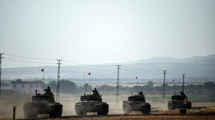Turkish forces are deployed to the border area as part of efforts to control the flow of fighters and weapons to the civil war (AFP Photo/Bulent Kilic)