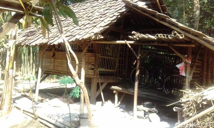 Melihat Mbah Tarjo, Kakek Sebatang Kara yang Hidup di Kandang Kambing di Brebes