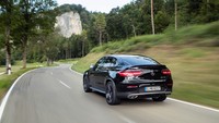 Di bagian belakang, bemper dalam sentuhan chrome perak. Bannya menggunakan 20 inch AMG multispoke light-alloy dalam warna hitam high-gloss dengan beberapa tambahan kombinasi ban dan roda yang tersedia hingga ukuran 21 inch.