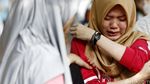 Warga Rawajati Menangis Melihat Rumahnya Dibongkar