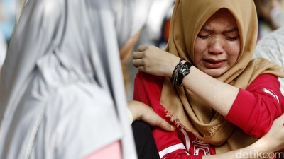 Warga Rawajati Menangis Melihat Rumahnya Dibongkar