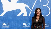 Sebagai aktris sekaligus penyanyi asal Tiongkok, Vicki semakin melebarkan sayapnya dikancah internasional, terbukti kini ia menjadi salah satu juri di ajang bergengsi Venice Film Festival. REUTERS/Alessandro Bianchi.