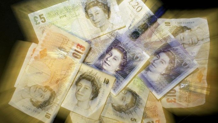 British Sterling pound notes are pictured in London, on December 4, 2008.The British pound hit a record euro low on Thursday, while the single unit dipped against the dollar, ahead of expected interest rate cuts from the Bank of England and the European Central Bank. In London trade, the pound dropped to 1.1499 euros -- the lowest level since the creation of the European single currency in 1999. AFP PHOTO/Shaun Curry / AFP PHOTO / SHAUN CURRY