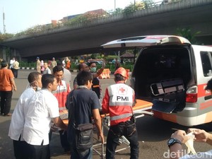 Seorang Pria Alami Serangan Jantung Saat Ekskavator Robohkan Bangunan Rawajati
