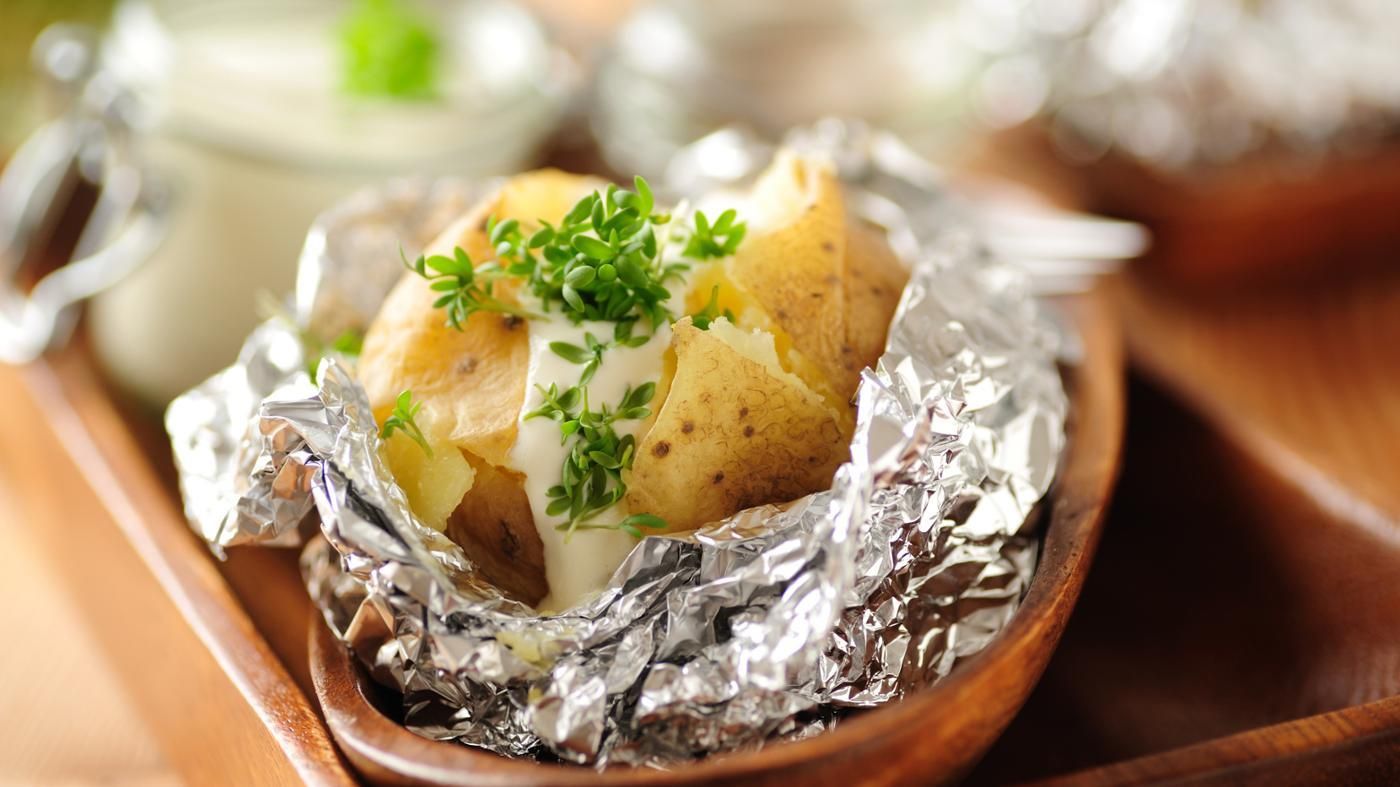Картошка в фольге в духовке рецепт. Картошка в фольге с начинкой. Картошка запеченная в фольге. Печеная картошка в фольге. Картошка в фольге в духовке.