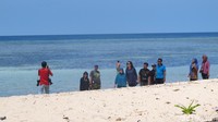 Pantai Koguna memiliki perairan yang jernih dengan warna biru tua dan biru muda. Sudah pasti, ini jadi incaran wisatawan untuk berfoto-foto (Afif/detikTravel)
