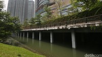 Sebelum ada Kemang Village, daerah ini hanya mampu menampung air 76.000 m3. Kemudian Kemang Village membangun retention pond yang mampu menampung air hingga 100.000 m3 air.