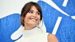 Gemma Arterton Pamer Kaki Jenjang