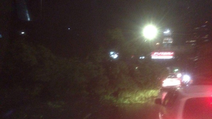Banyak Pohon Tumbang, Tol JORR dan Tol Dalkot Macet Parah