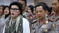 Kapolri Jenderal Tito Karnavian (kanan) didampingi Wakil Ketua KPK Basaria Panjaitan (kiri) menghadiri syukuran HUT ke-68 Polwan.