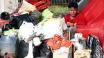 Warga Rawajati Menangis Melihat Rumahnya Dibongkar