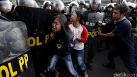 Warga menghadang Satpol PP yang akan melakukan penggusuran.