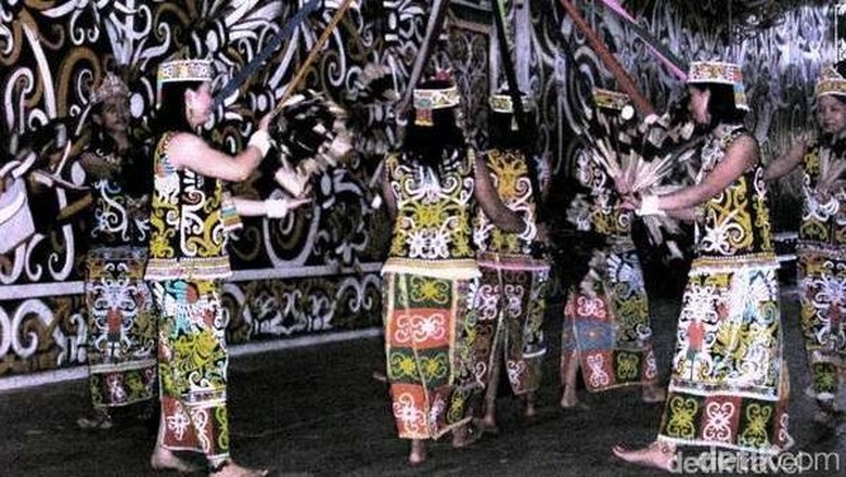 Penari Dayak cantik di Desa Wisata Pampang (Merza Gamal/dTraveler) Penari Dayak cantik di Desa Wisata Pampang (Merza Gamal/dTraveler)