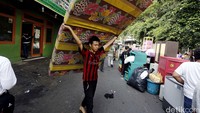 Seorang warga mengevakuasi barang-barangnya.