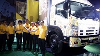 Peluncuran truk Safari dihadiri oleh Presiden Direktur FIF Group Suhartono, Presiden Komisaris FIF Group Suparno Djasmim, Presiden Direktur Astra International Prijono Sugiarto, dan Direktur FIF Group Djap Tet Fa.