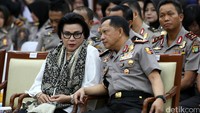 Kapolri Jenderal Tito Karnavian berbincang dengan Wakil Ketua KPK Basaria Panjaitan disela-sela syukuran HUT ke-68 Polwan.