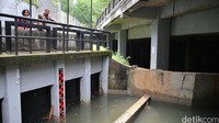 Head of Corporate Water Planning PT Lippro Karawaci Cornelia Retno Suryati (kiri) dan Head of Corporate Communication PT Lippo Kawarawi Danang Kemayan menunjukan retention pond atau semacam bak raksasa yang berada di bawah gedung Kemang Village.