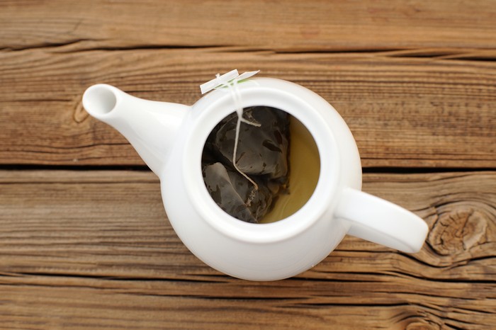 seduh teh hitam dengan poci