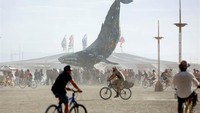 Harga tiket yang paling murah adalah USD 390 atau sekitar Rp 5 jutaan. Pengunjung festival juga dapat berpartisipasi dengan membuat sebuah instalasi seni atau jadi sukarelawan (Jim Urquhart/Reuters)