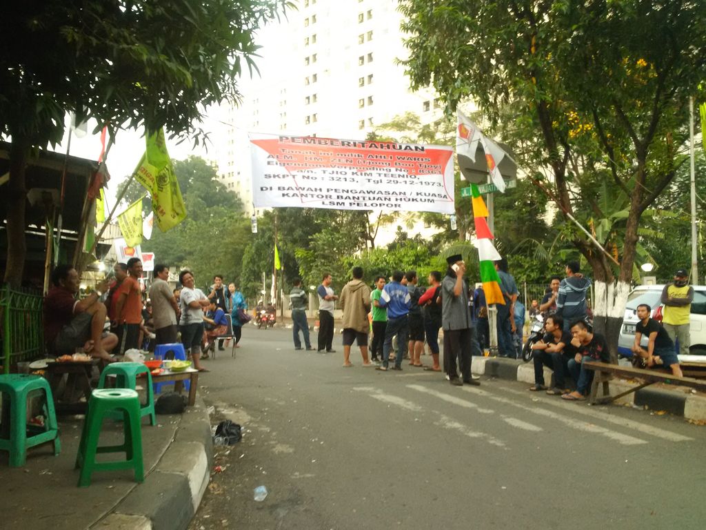 Spanduk dan Bendera Partai Terpasang di Lokasi Penertiban 