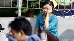 Warga Rawajati Menangis Melihat Rumahnya Dibongkar