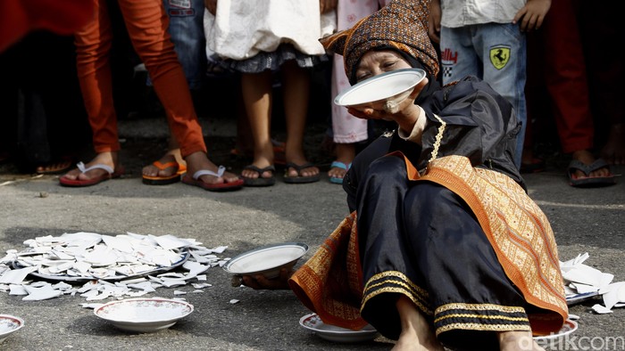 Tari Piring atau dalam bahasa Minangkabau disebut dengan Tari Piriang adalah salah satu seni tari tradisional di Minangkabau yang berasal dari kota Solok, provinsi Sumatera Barat. Tarian ini dimainkan dengan menggunakan piring sebagai media utama.