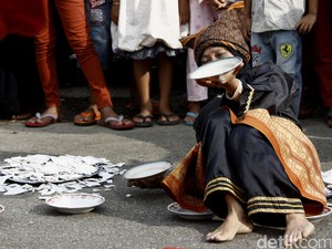 Pola Lantai Tari Piring: Makna Gerakan, Busana, dan Propertinya