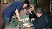 Ariesman Widjaja berdiskusi dengan kuasa hukumnya.