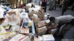 Satpol PP Bantu Warga Rawajati Evakuasi Barang-barang