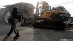 Ekskavator Ratakan Bangunan di Rawajati