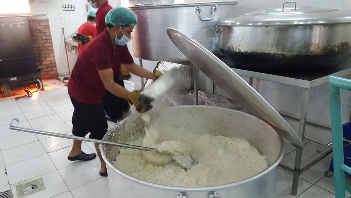 Perusahaan Katering Menyiapkan Makanan untuk Jemaah Haji Indonesia