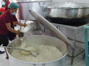 Begini Proses Memasak Ribuan Pak Makanan Untuk Jemaah Indonesia