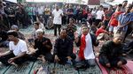 Warga Rawajati Salat Duha di Jalan