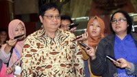 Menteri Perindusterian Airlangga Hartarto memberikan keterangan. Dalam rapat ini, selain menyepakati jatah anggaran di Kemenperin, DPR juga minta Menperin memperbesar lapangan kerja.