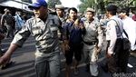 Warga Rawajati dan Satpol PP Bentrok