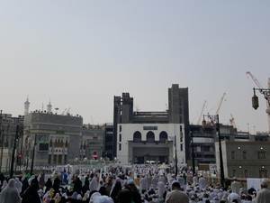 Butir Merah Putih yang Terus Memadati Masjidil Haram