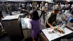 Satpol PP Bantu Warga Rawajati Evakuasi Barang-barang