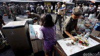 Satpol PP mengeluarkan barang-barang milik warga.